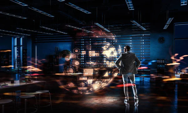 Ofisinde bir iş adamı. Karışık teknik