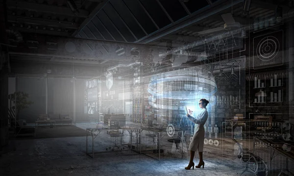 Bilim adamı kadın araştırma yapıyor. Karışık teknik