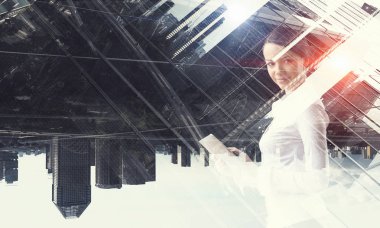 İş kadını ve modern şehir arka plan. Karışık teknik