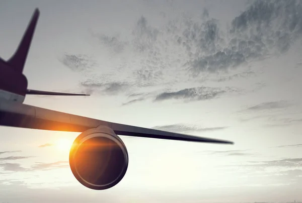 Avión alto en el cielo. Medios mixtos — Foto de Stock