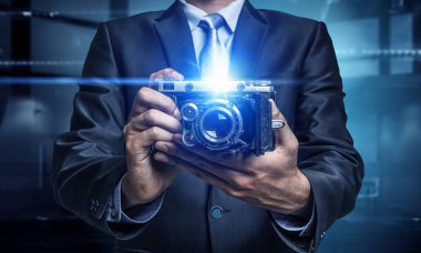 Elinde kamera olan adam