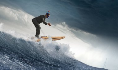 Sörf büyük dalgalar. Karışık teknik