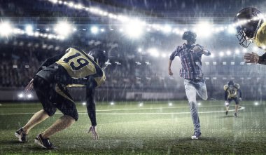 Sanal kask içinde adam. Karışık teknik