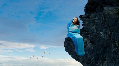 Kız turistik dinlenme. Karışık teknik