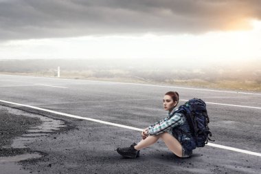 Kız uzun yürüyüşe çıkan kimse dinlenme. Karışık teknik