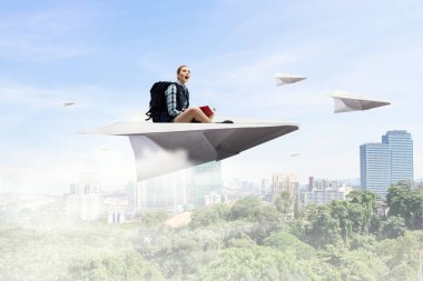 Güzel turist kız. Karışık teknik