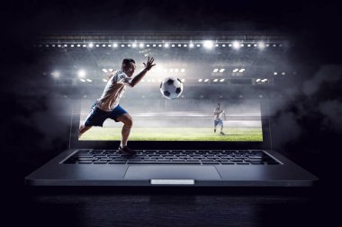 Futbolcu iş başında. Karışık ortam