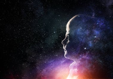 Çocuk yıldızlı gökyüzü üzerinde. Karışık teknik