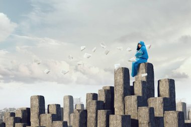 Kız uzun yürüyüşe çıkan kimse uyku tulumu içinde. Karışık teknik