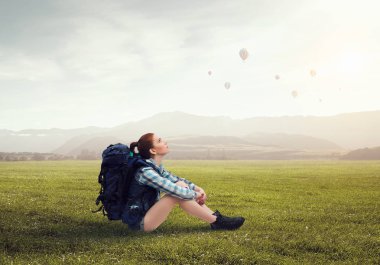 Kız uzun yürüyüşe çıkan kimse dinlenme. Karışık teknik