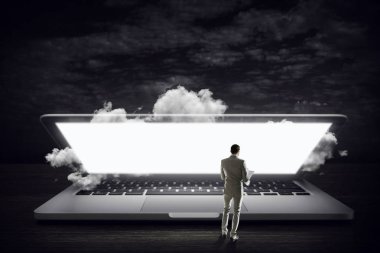 Bulutların üstünde laptop perde. Karışık teknik