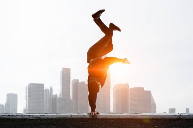 B-boy bazı performans taşır. Karışık teknik