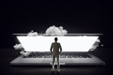 Bulutların üstünde laptop perde. Karışık teknik