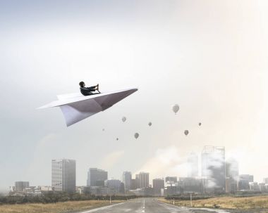 Kağıt Uçak içinde kadın pilot. Karışık teknik