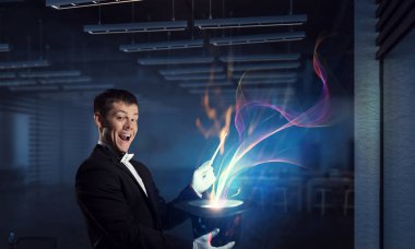 Sihirli gösteren iş adamı. Karışık teknik