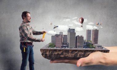 Genç bir mühendis adam. Karışık teknik