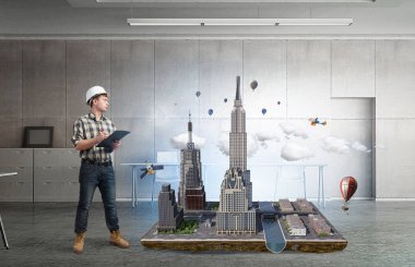 Genç bir mühendis adam. Karışık teknik