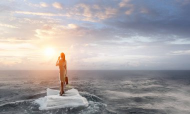 Sörf denizde yüzen buz kütlesi. Karışık teknik