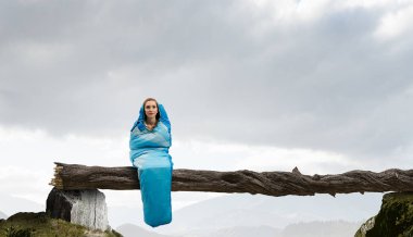 Kız turistik dinlenme. Karışık teknik