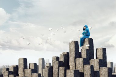 Kız uzun yürüyüşe çıkan kimse uyku tulumu içinde. Karışık teknik