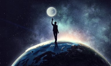 Genç kadın ulaşan ay