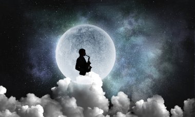 Romantik saksofoncu melodi oynarken. Karışık teknik