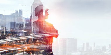 Oluşturucu adam cityscape karşı