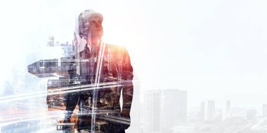 Oluşturucu adam cityscape karşı