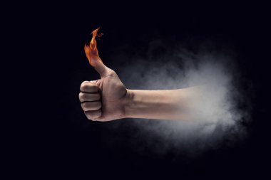 Onun ellerinde yanan ateşi