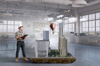 Genç bir mühendis adam. Karışık teknik