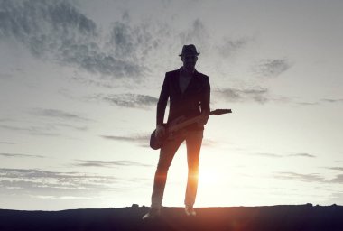 Gitar rock adam. Karışık teknik