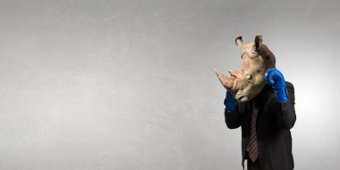 Gergedan iş takım elbise giymiş. Karışık teknik