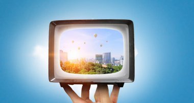 Elimde eski bir tv. Karışık teknik