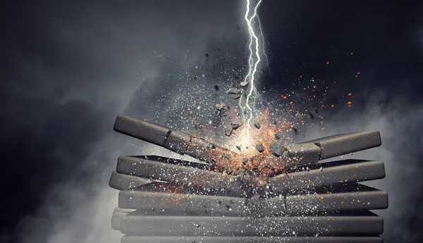 kırık çimento duvar