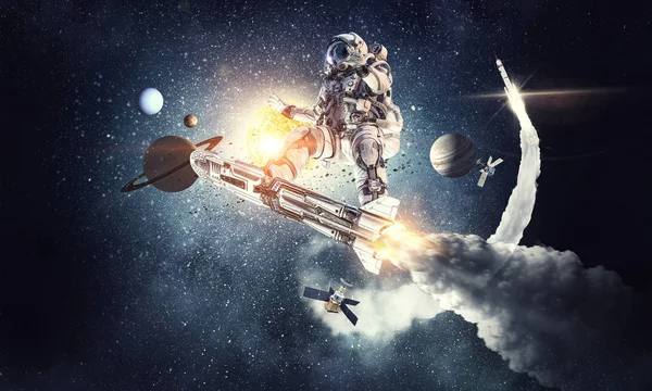 Yönetim Kurulu uçan üzerinde uzay adamı. Karışık teknik