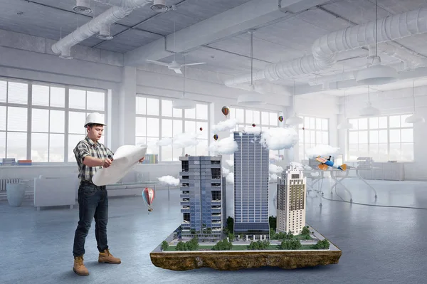 Genç bir mühendis adam. Karışık teknik