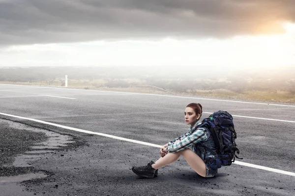 Kız uzun yürüyüşe çıkan kimse dinlenme. Karışık teknik