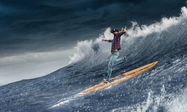 Sörf büyük dalgalar. Karışık teknik