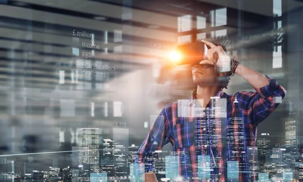 Sanal kask içinde adam. Karışık teknik