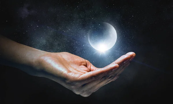 Lua planeta deitado na palma da mão — Fotografia de Stock