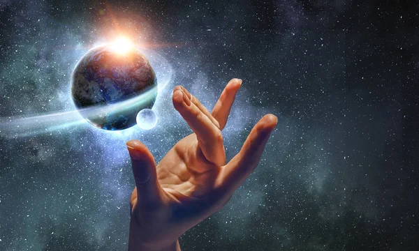 Planeta comovente com dedo — Fotografia de Stock