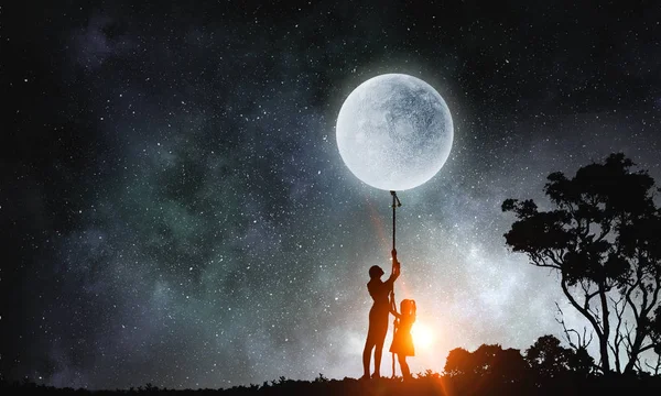 Emberek gyönyörködtető Hold — Stock Fotó