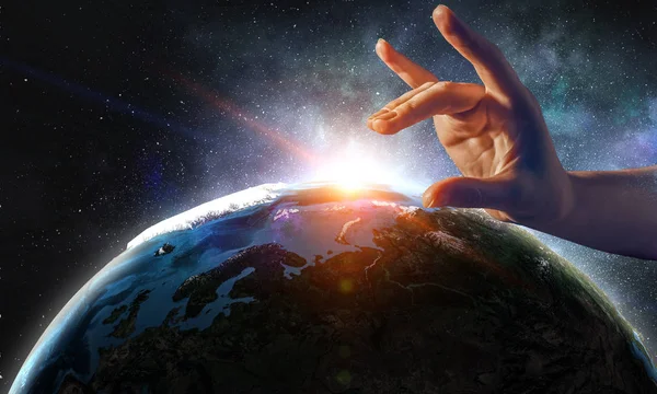 Planeten mit dem Finger berühren — Stockfoto