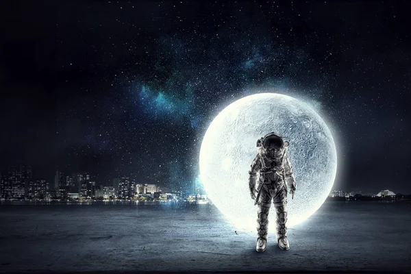 Astronot Gezgini'nde gökyüzü. Karışık teknik