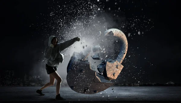 Genç boksör kadın. Karışık teknik