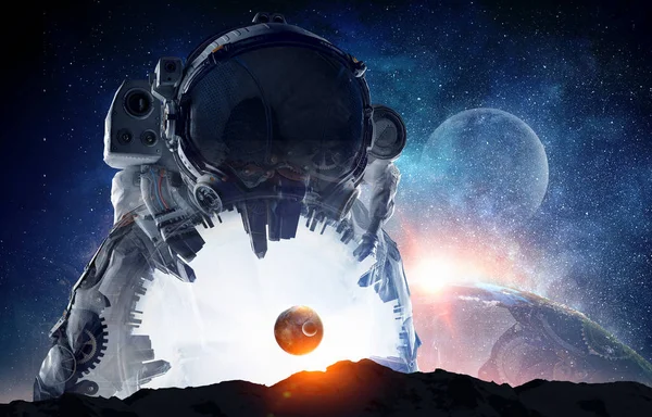 Uzayda astronot explorer. Karışık teknik