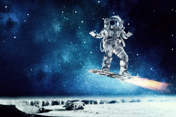 Yönetim Kurulu uçan üzerinde uzay adamı. Karışık teknik