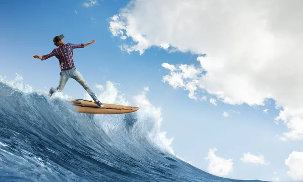 Surfer sur de grandes vagues. Techniques mixtes — Photo