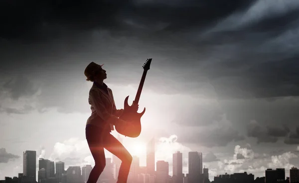 Chica de rock con guitarra. Medios mixtos — Foto de Stock