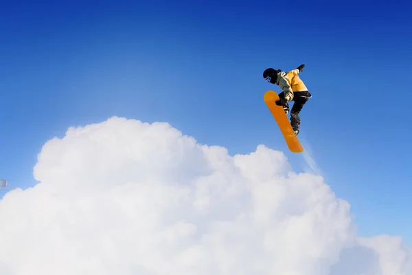 スノーボーダー作るジャンプ — ストック写真
